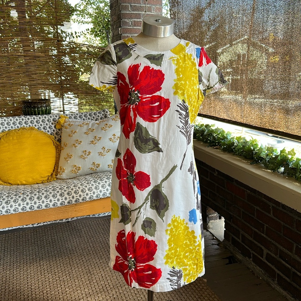 Boden Verity dress in white/multi floral cotton print w/cap sleeves. Size 6L